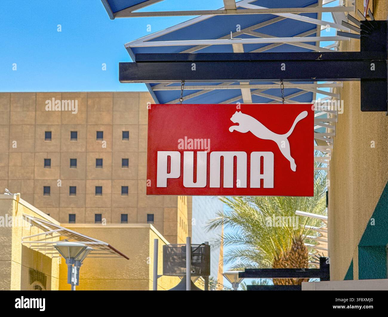 Las Vegas, Nevada, USA - 3 luglio 2026: Insegna all'ingresso di un negozio di abbigliamento sportivo Puma in un centro commerciale outlet a Las Vegas. - Immagine stock catturata con smartphone