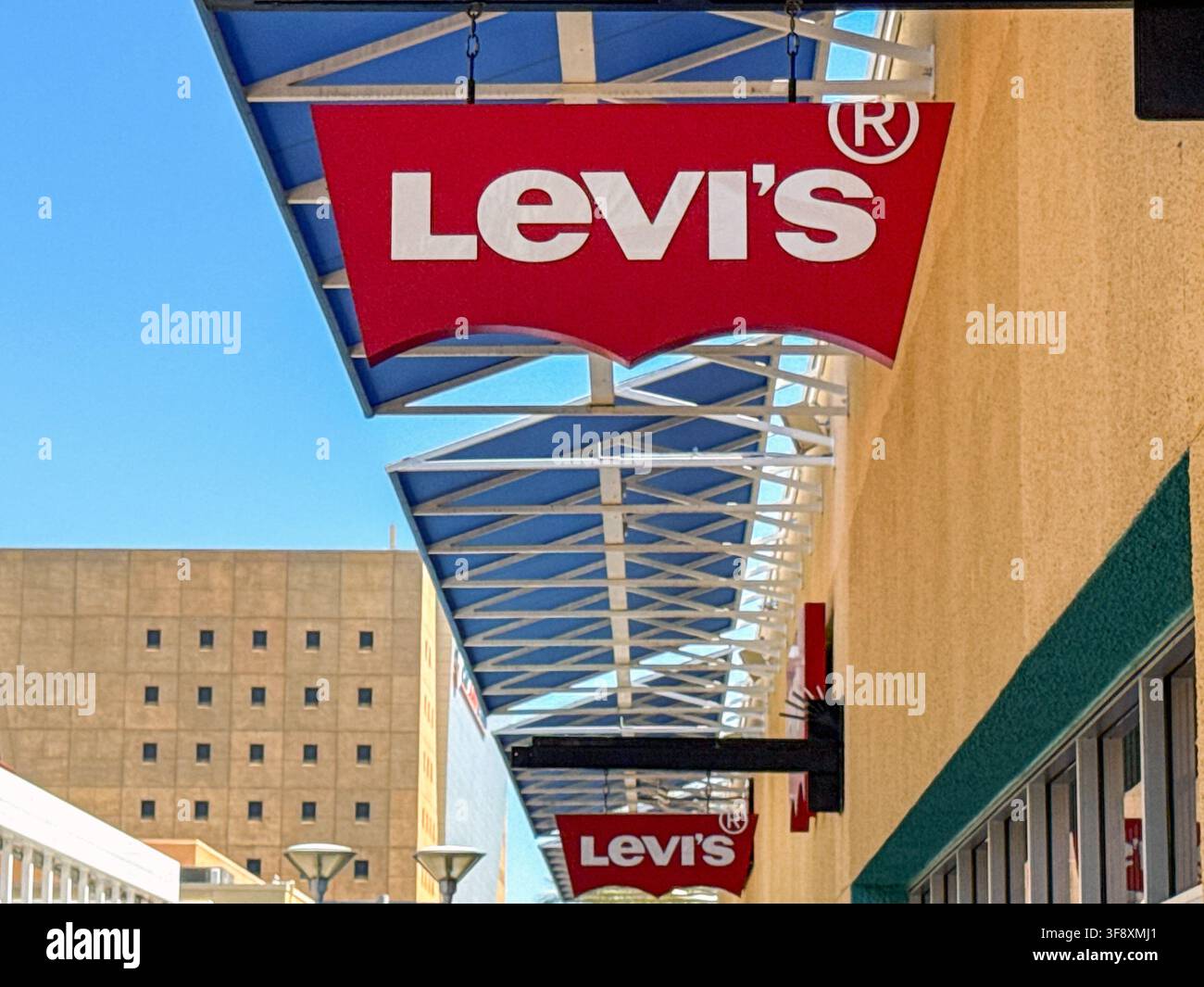 Las Vegas, Nevada, USA - 3 luglio 2026: Insegna all'ingresso di un negozio Levi's in un centro commerciale outlet a Las Vegas. - Immagine stock catturata con smartphone