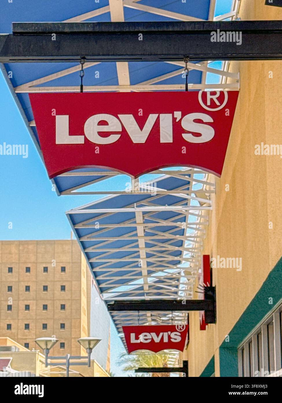 Las Vegas, Nevada, USA - 3 luglio 2026: Insegna all'ingresso di un negozio Levi's in un centro commerciale outlet a Las Vegas. - Immagine stock catturata con smartphone