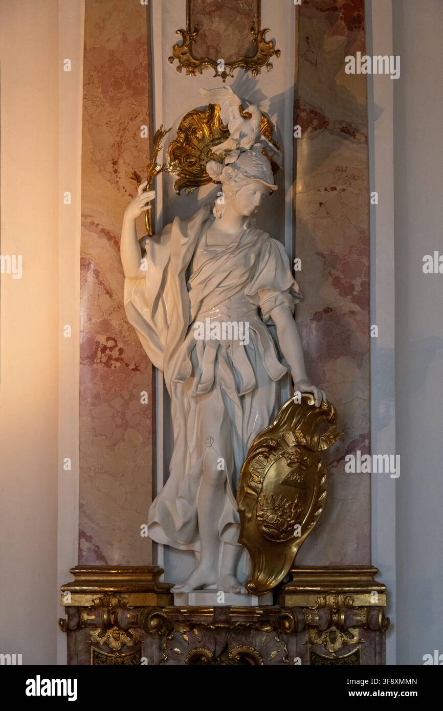 Kempten, Germania - 26 lug 25: Scena di caccia decorativa con figure di cervi, ornamento dorato e figure dipinte all'interno dell'interno rococò della Residenza Foto Stock