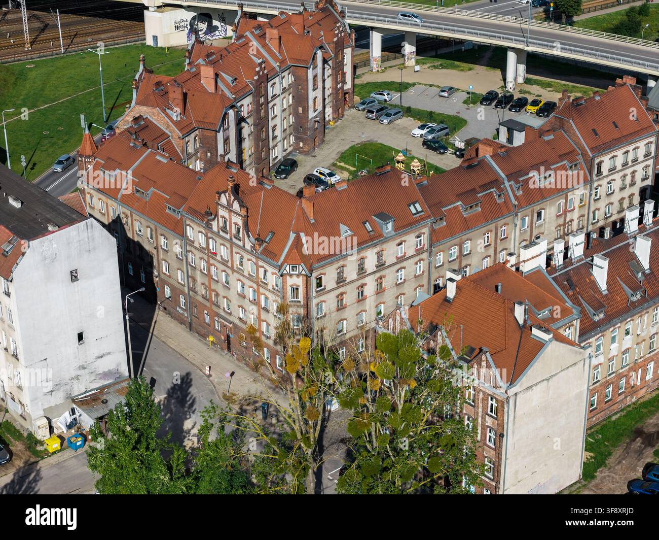 Vista aerea di case popolari storiche con tetti arancioni nella città di Danzica Foto Stock