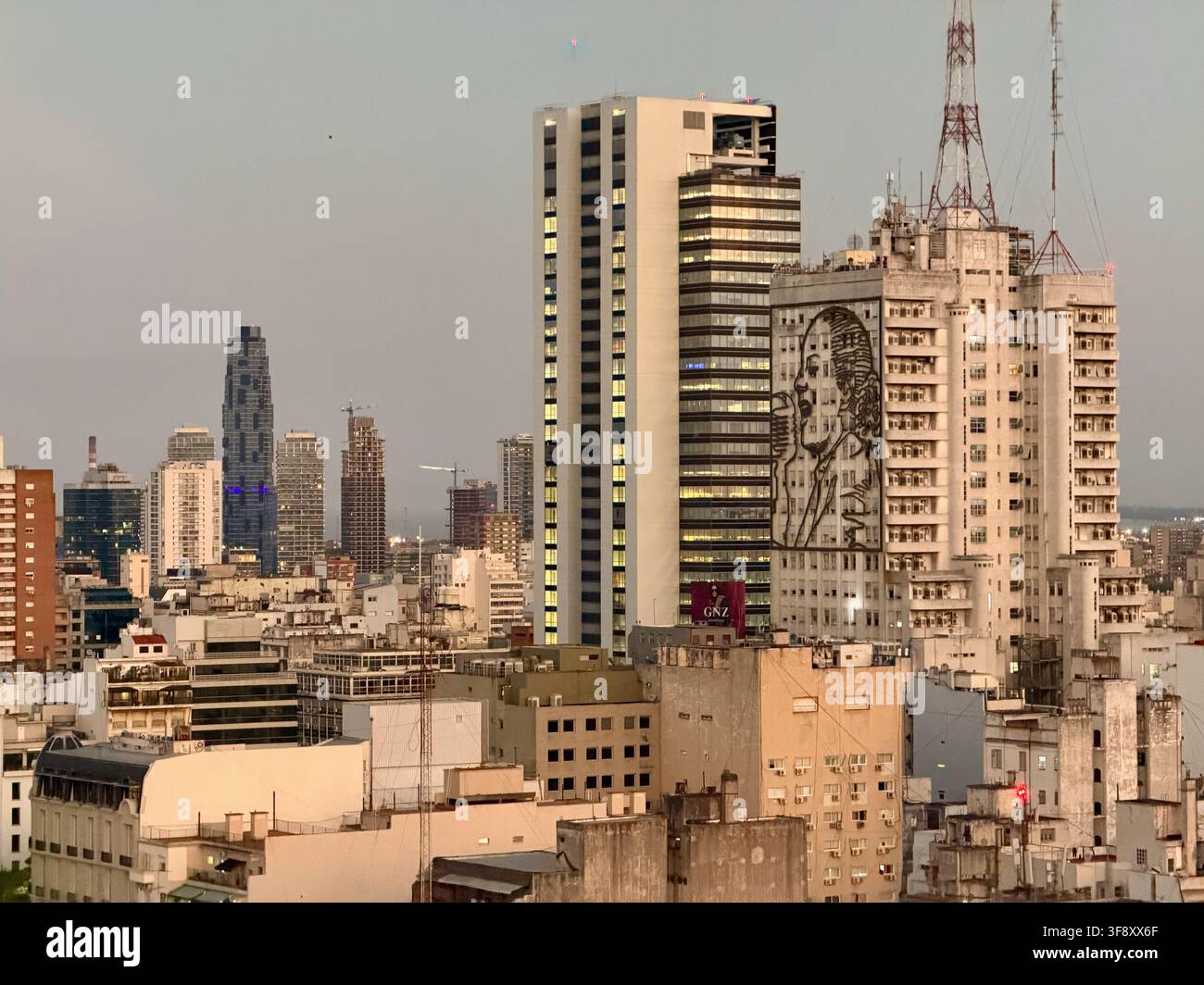 Buenos Aires, Argentina - 3 aprile 2026: Paesaggio urbano di Buenos Aires, in Argentina, con grattacieli contemporanei e architettura urbana al crepuscolo. Foto Stock