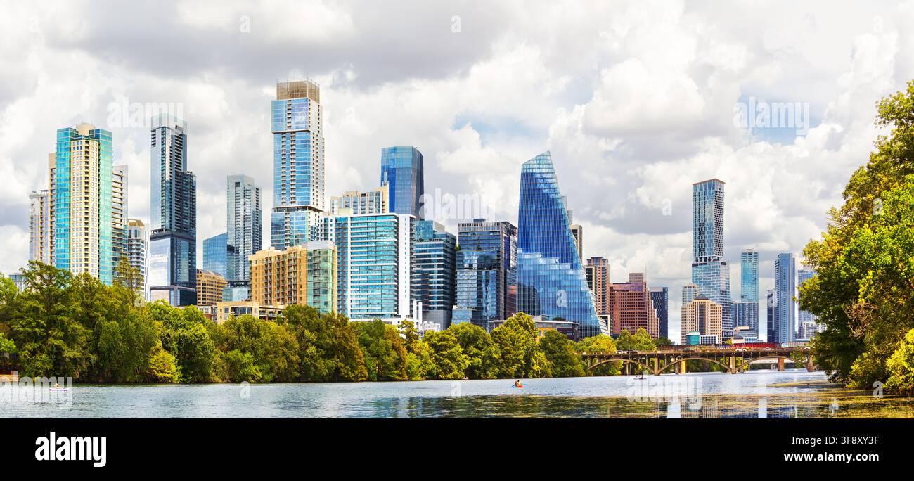 Panorama dello skyline di Austin, Texas, sul fiume Colorado. Foto Stock