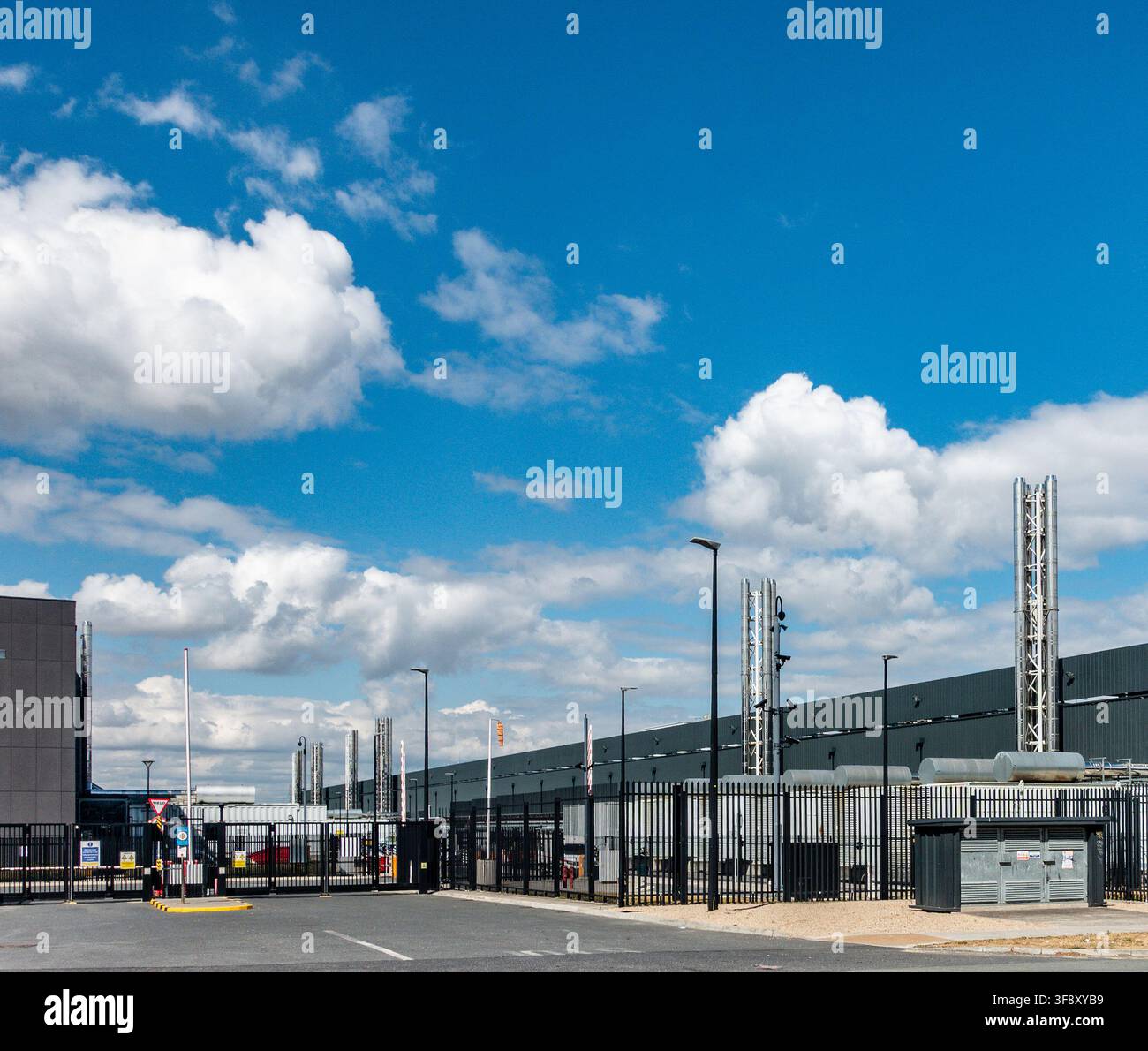 Struttura del centro dati AWS Cloud, Belgard Road, Tallaght, Dublino. Edificio industriale moderno con recinzione di sicurezza, camini di scarico e lampioni. Foto Stock