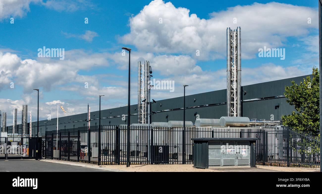 Struttura del centro dati AWS Cloud, Belgard Road, Tallaght, Dublino. Edificio industriale moderno con recinzione di sicurezza, camini di scarico e lampioni. Foto Stock
