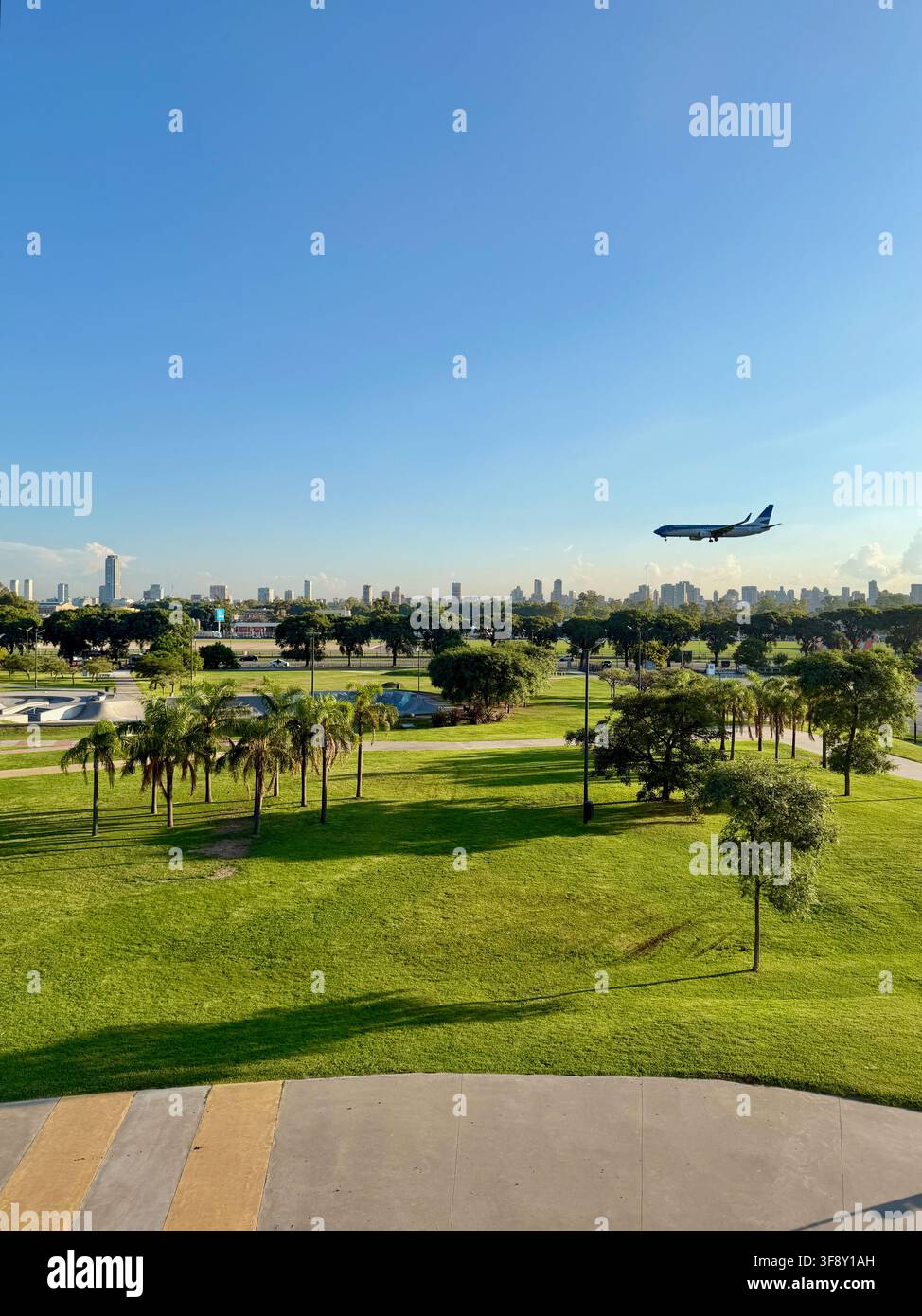 Buenos Aires, Argentina - 31 marzo 2026: Aereo che si avvicina all'aeroporto da un contesto di parco urbano in Argentina. Foto Stock