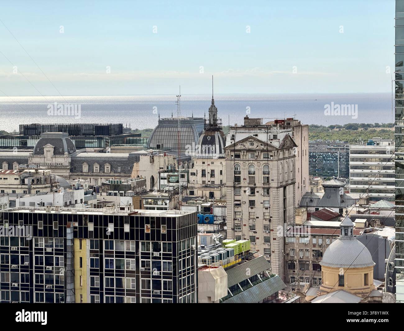 Buenos Aires, Argentina – 1 aprile 2026: Grattacieli di Buenos Aires, in Argentina, che si affacciano sull'Oceano Atlantico. Foto Stock