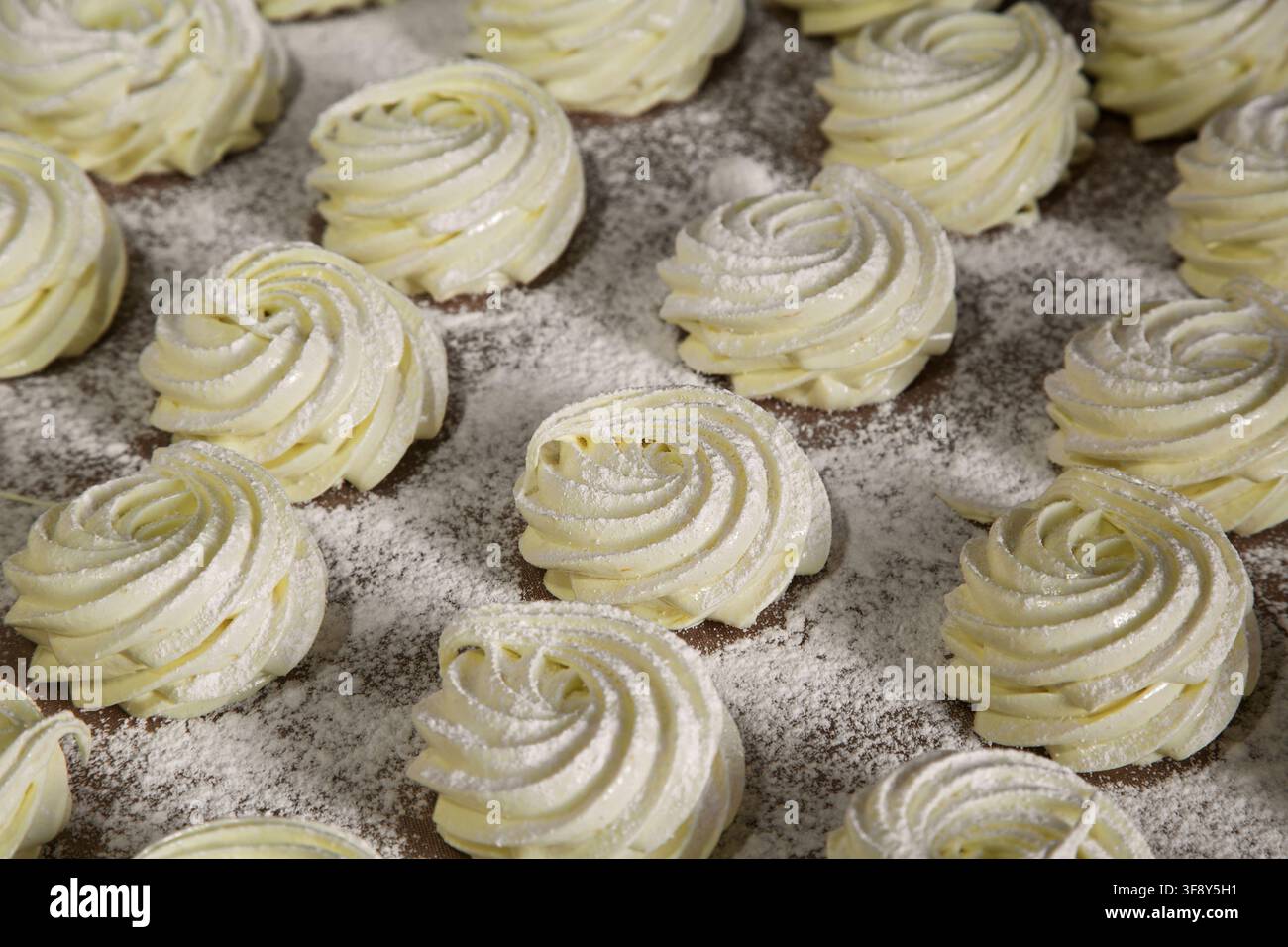 un dolce tradizionale russo chiamato Zefir (mousse) cosparso di zucchero a velo e fatto con purea di mele con l'aggiunta di agar-agar Foto Stock