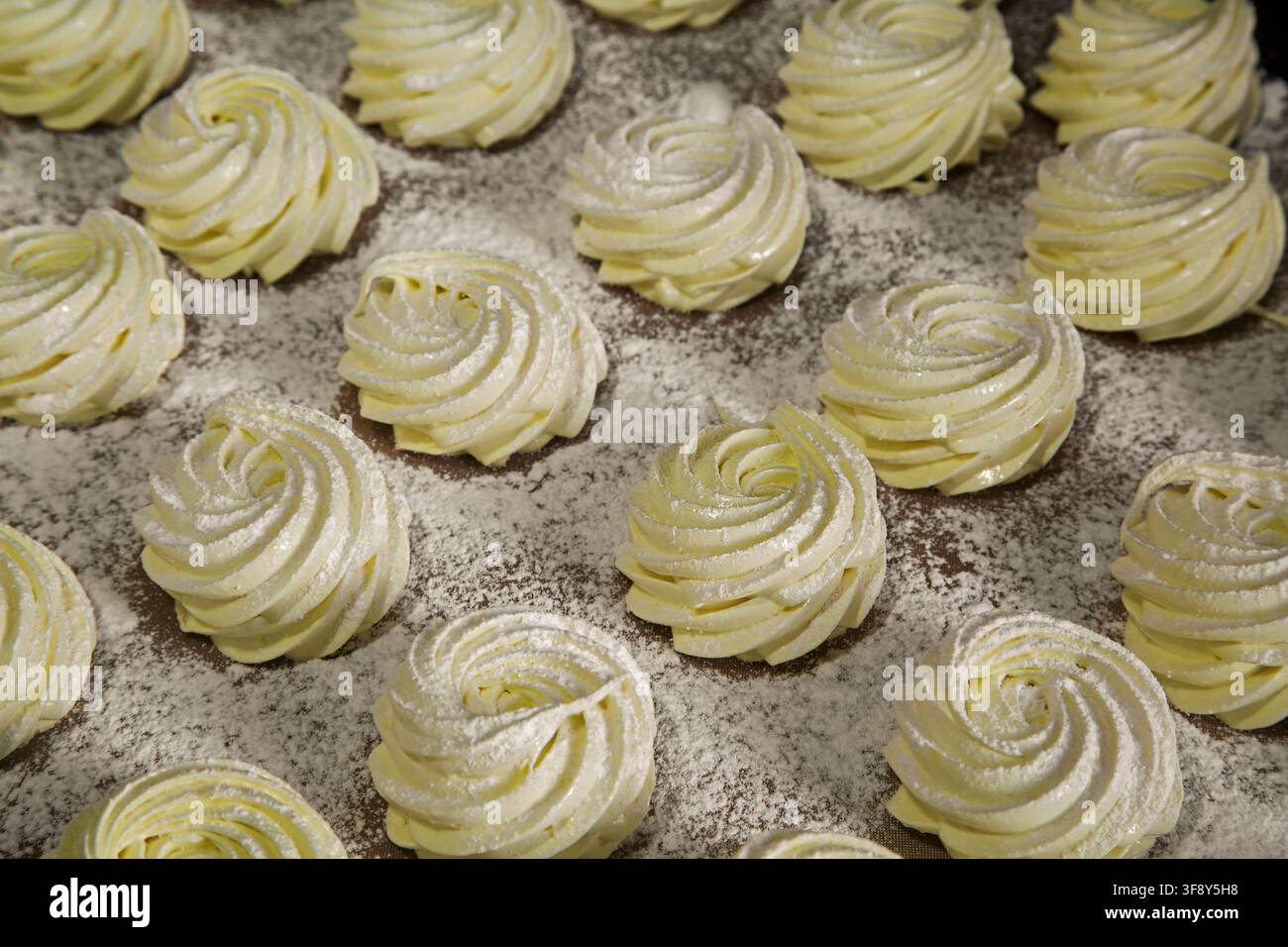 un dolce tradizionale russo chiamato Zefir (mousse) cosparso di zucchero a velo e fatto con purea di mele con l'aggiunta di agar-agar Foto Stock