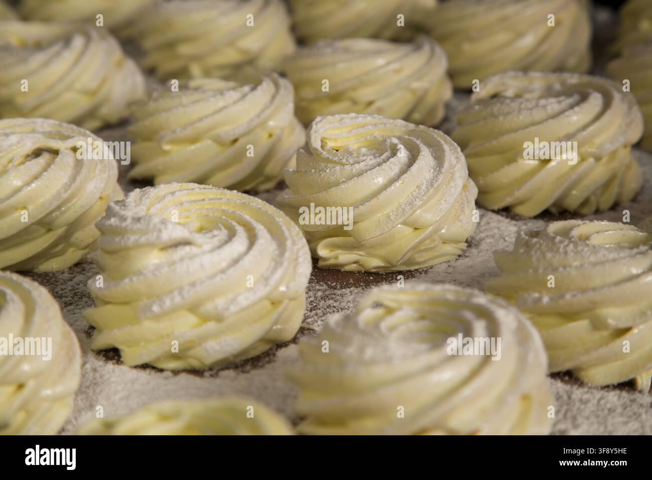 un dolce tradizionale russo chiamato Zefir (mousse) cosparso di zucchero a velo e fatto con purea di mele con l'aggiunta di agar-agar Foto Stock