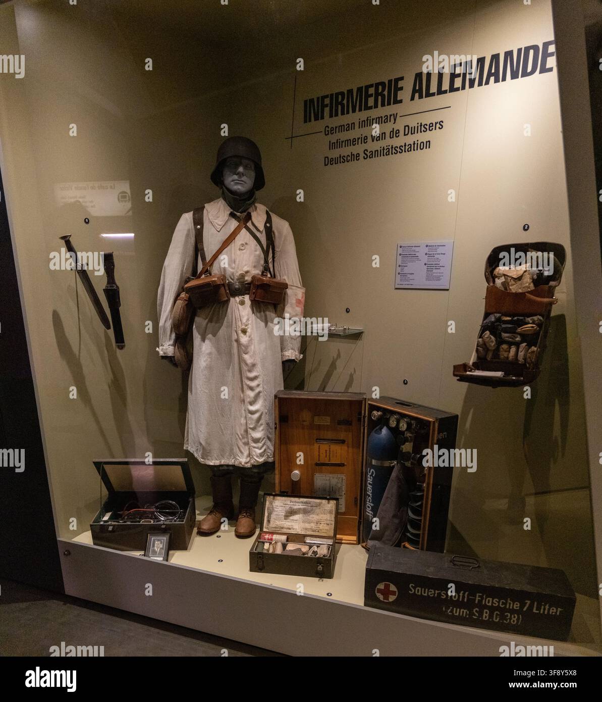 Bastone, Belgio - 21 lug 25: Esposizione di infermeria tedesca con uniforme medica, attrezzatura per l'ossigeno, strumenti chirurgici e borse mediche al Museo della Guerra di Bastogne Foto Stock