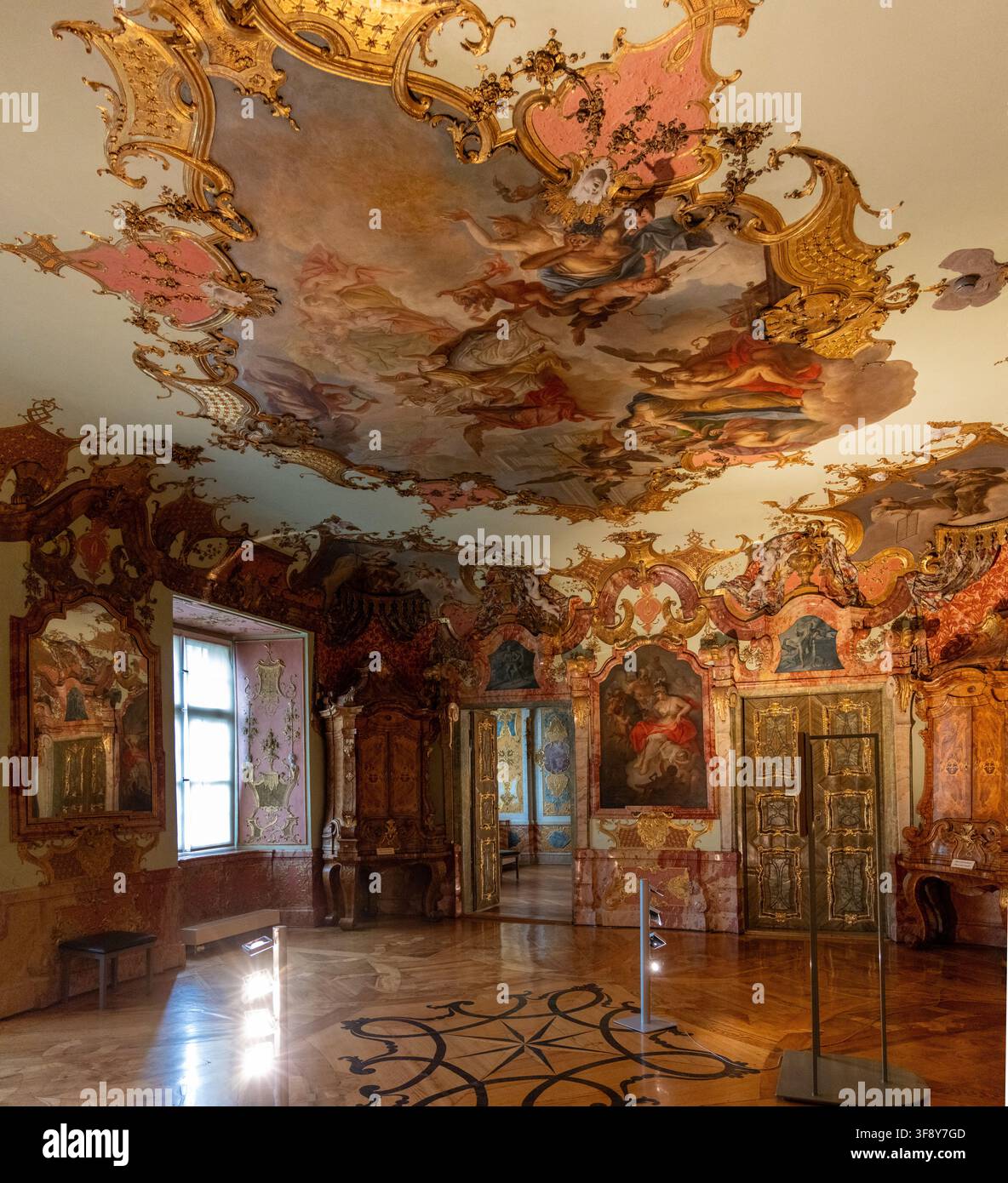 Kempten, Germania - 26 lug 25: Affresco a soffitto rococò ornato con stucchi dorati e figure dipinte all'interno della Residenza a Kempten, Baviera, Germania. Foto Stock