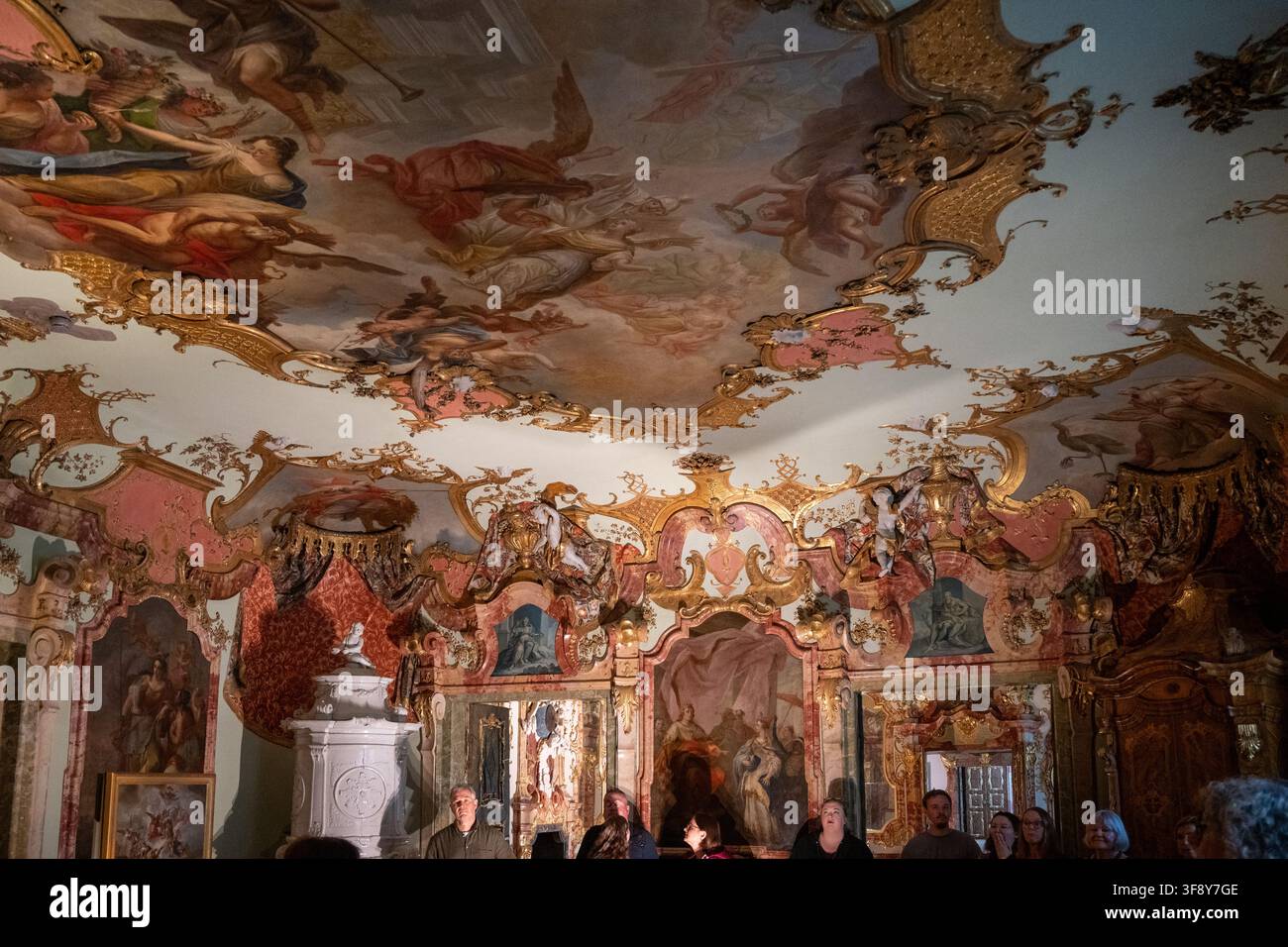 Kempten, Germania - 26 lug 25: Vista ampia di una sala rococò riccamente decorata con affresco a soffitto, ornamento dorato e visitatori alla Residenza di Kempten Foto Stock