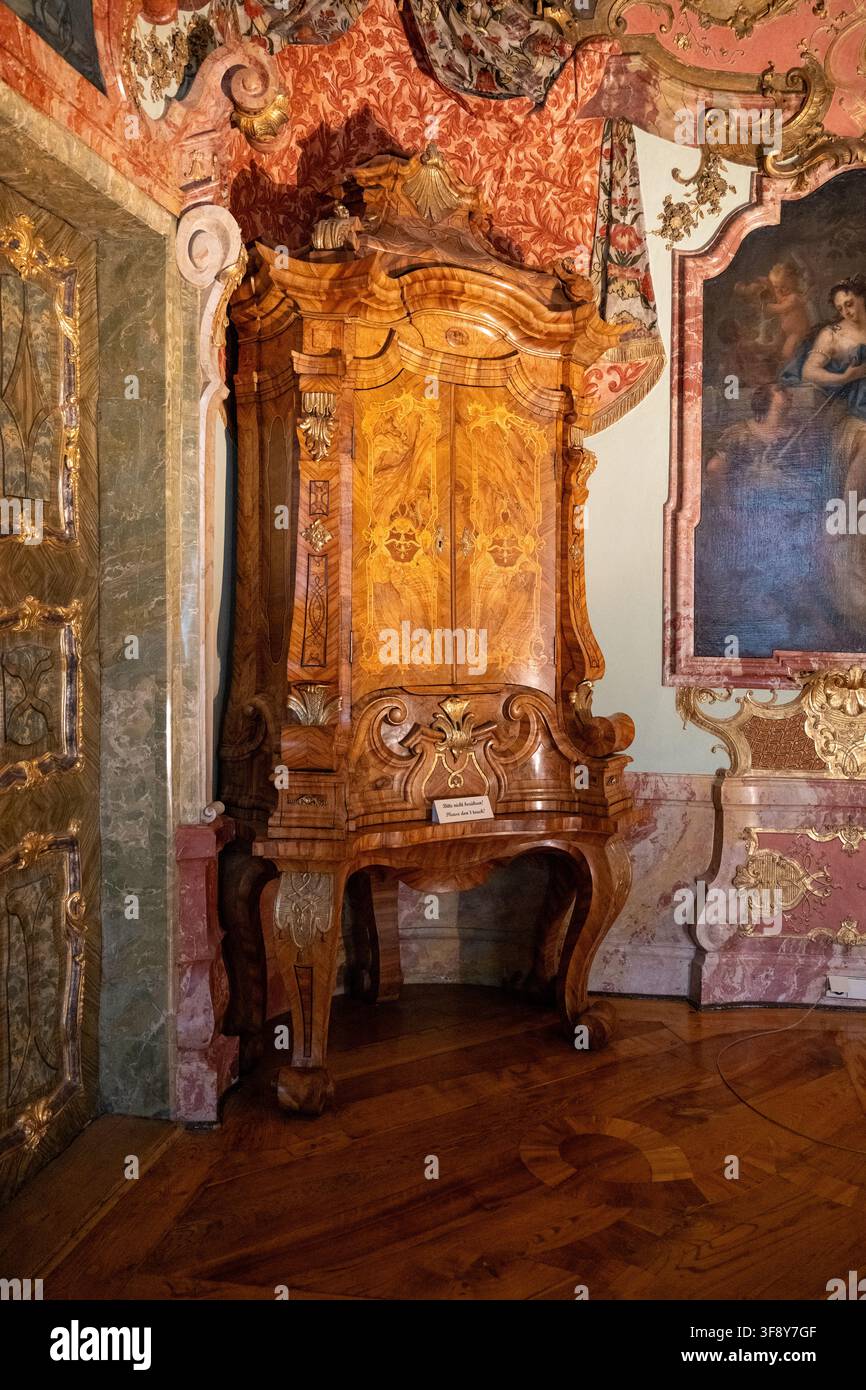 Kempten, Germania - 26 lug 25: Armadio in legno intagliato con decorazioni rococò dorate, pareti affrescate e dettagli interni dipinti nella Residenz Kempten, Ba Foto Stock