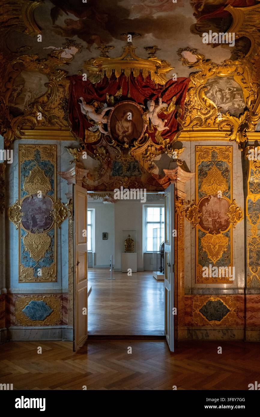 Kempten, Germania - 26 lug 25: Portale ornato con decorazioni rococò dorate, affreschi e pavimento in parquet all'interno della Residenza di Kempten, in Baviera, Germania. Foto Stock