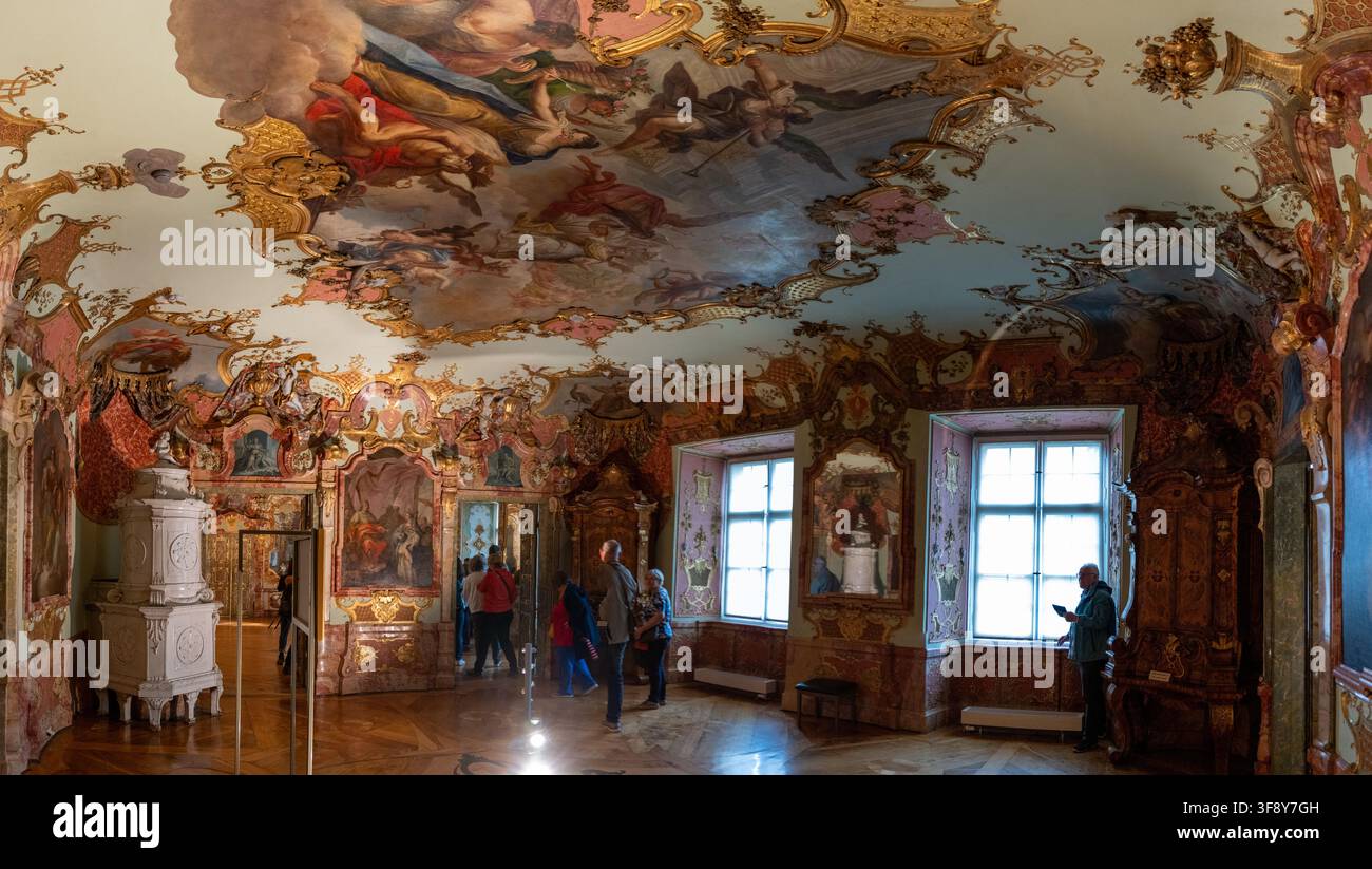 Kempten, Germania - 26 lug 25: Vista panoramica di una sala di stato rococò ornata con affreschi al soffitto, stucco dorato, visitatori e decorazioni storiche a Kemp Foto Stock
