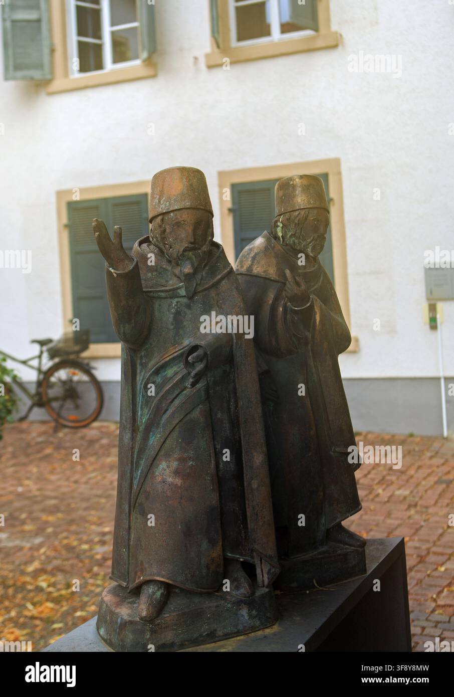 Speyer, Germania 08-07-26. Scultura in bronzo "I Saggi di Speyer" è stata creata dall'artista Wolf Spitzer. Si trova nel Cortile Ebraico. Foto Stock