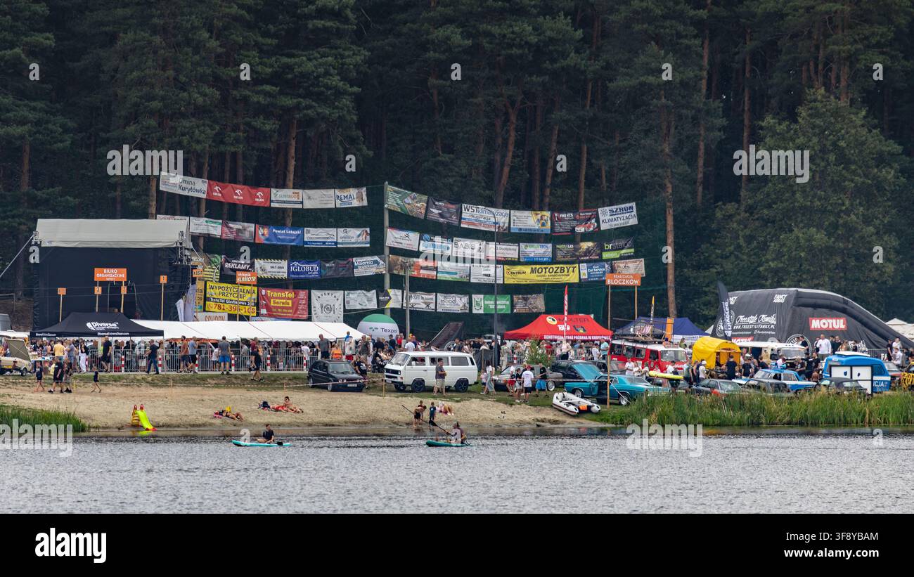 Klamot 2026 riunisce veicoli storici, espositori e folle accanto a un lago panoramico Foto Stock