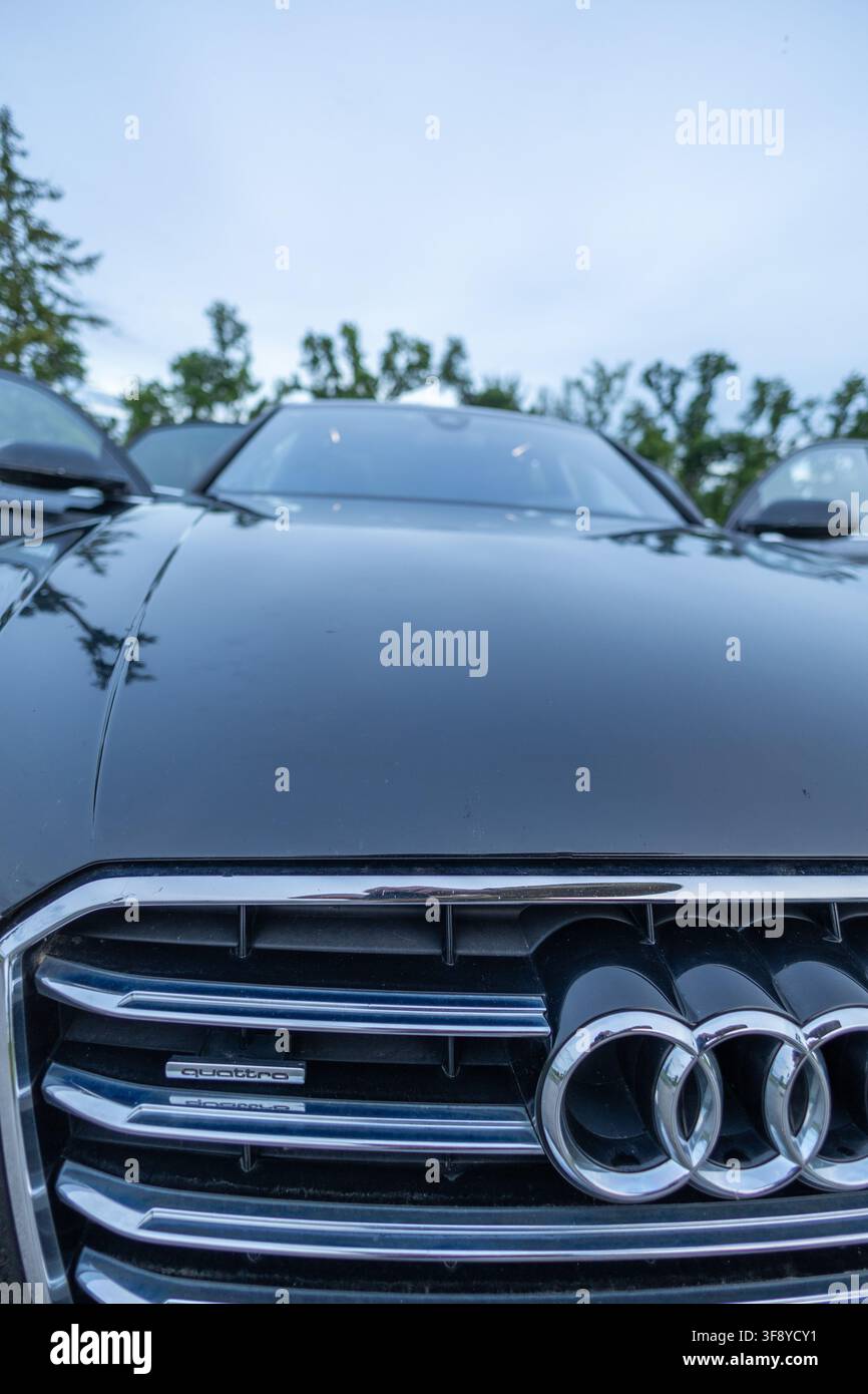 Vinkovci, Croazia - 15 maggio 2026: Primo piano ad angolazione bassa di una berlina Audi nera con enfasi sulla griglia anteriore cromata, il badge e il logo quattro, con riflessi morbidi Foto Stock