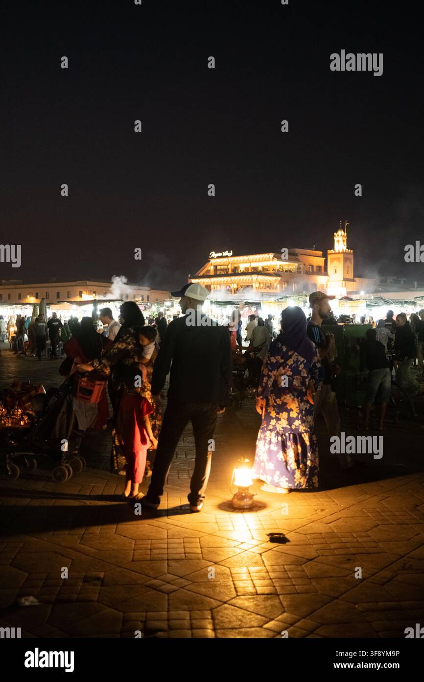Vista notturna di un vivace mercato marocchino Foto Stock