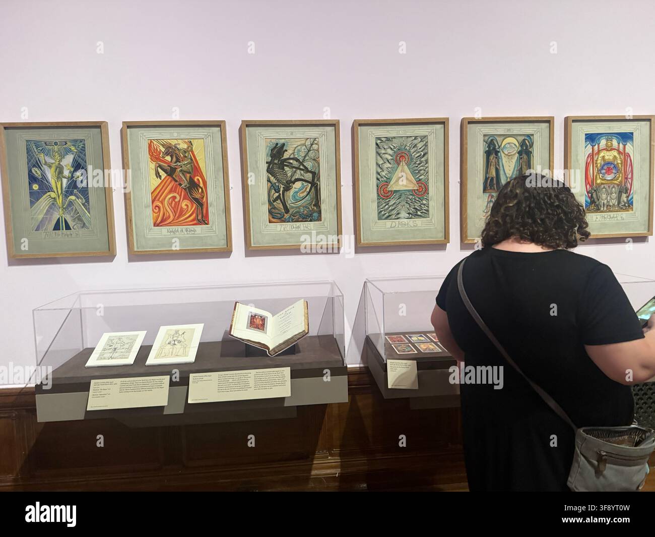 Il mazzo di tarocchi Rider-Waite-Smith è il sistema di divinazione a 78 carte più popolare e influente al mondo. Pubblicato per la prima volta nel 1909, è stato commissionato dall'occultista Arthur Edward Waite e illustrato dall'artista Pamela Colman Smith. Esposizione storica sul tarocco intitolata "Tarot! Simboli rinascimentali, visioni moderne" alla Morgan Library di New York City. Foto Stock