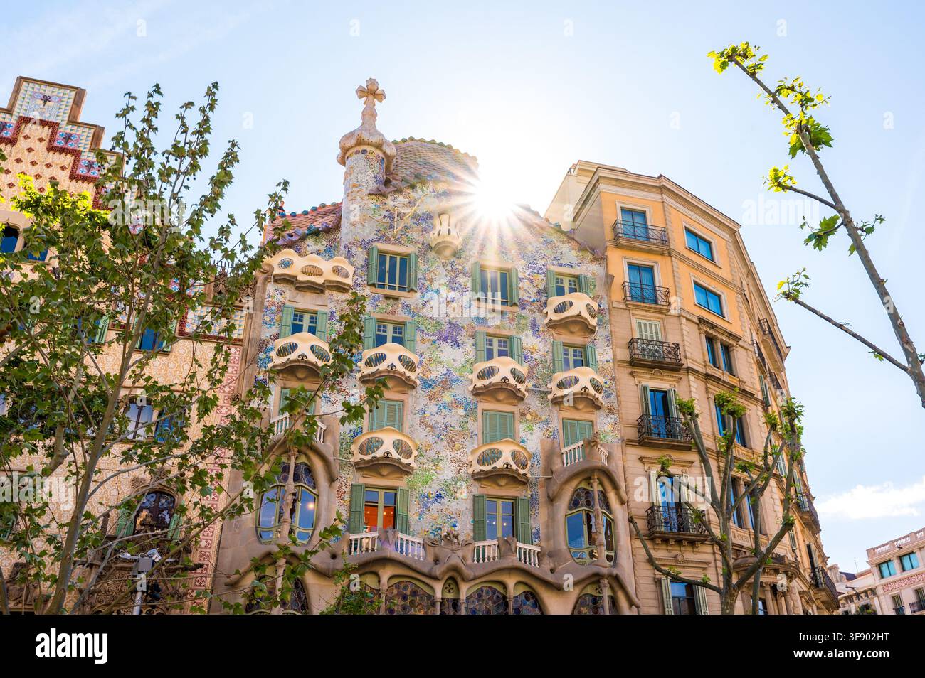 Barcellona, Spagna - 19 aprile 2026: Casa Batlló, precedentemente chiamata Casa delle Ossa, un edificio nel centro della città, progettato da Antoni Gaudí. Foto Stock