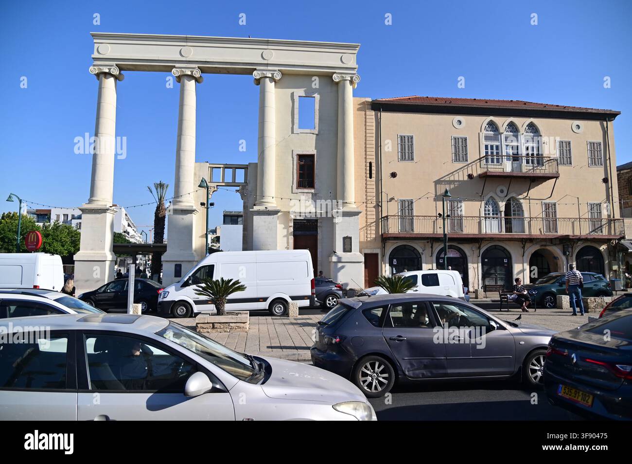 TEL AVIV YAFO - NOV 23 2022: Le colonne della facciata del nuovo edificio Seraya a Tel Aviv Yafo, Israele. È un edificio storico rimasto dall'epoca ottomana Foto Stock