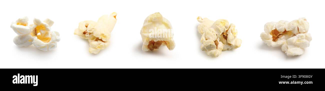 Cinque pezzi individuali di popcorn bianco e soffice con centri gialli, uno snack classico per film e intrattenimento, isolato su uno sfondo bianco pulito Foto Stock