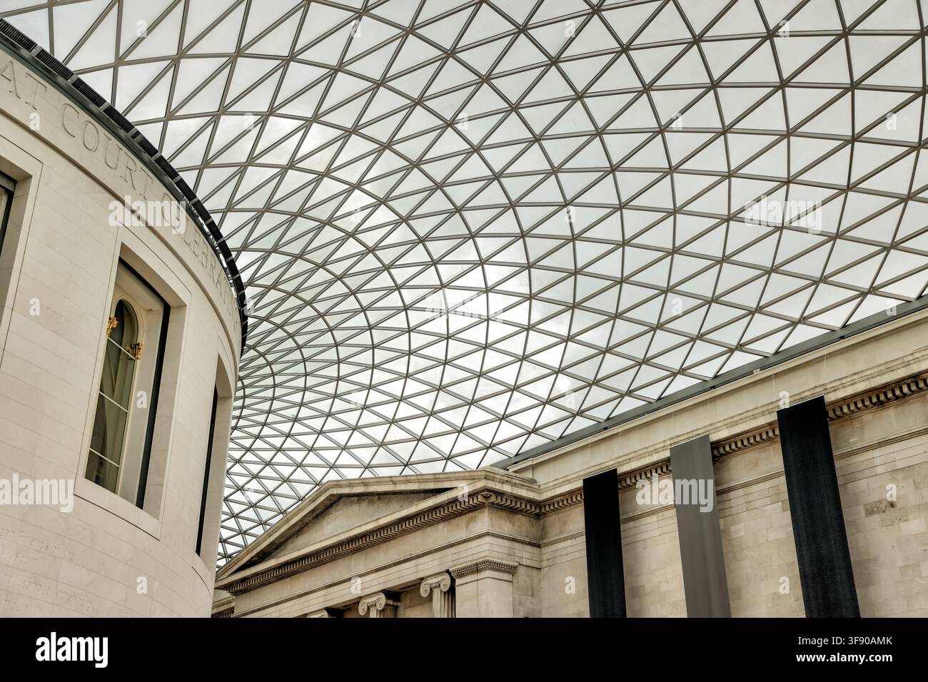 Tetto in vetro geometrico del Great Court del British Museum, progettato da Foster + Partners, Londra, Inghilterra. Foto Stock