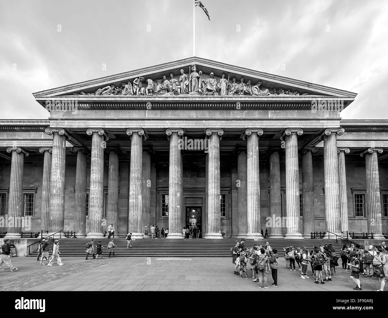 Ingresso principale neoclassico e facciata di Great Russell Street del British Museum a Bloomsbury, Londra, Inghilterra. Foto Stock