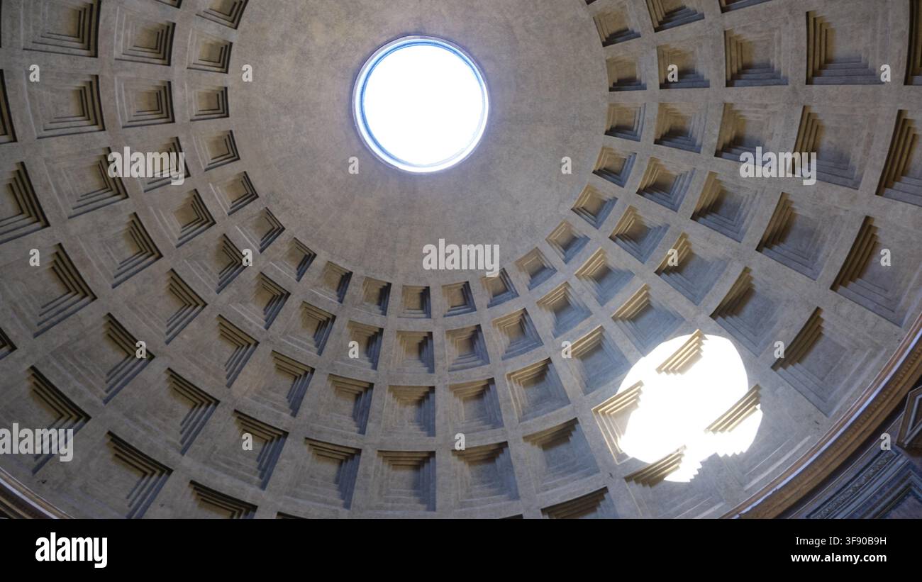 Il Pantheon, un antico tempio romano, con il suo portico, colonne corinzie e l'iscrizione di Agrippa, Roma, Italia Foto Stock