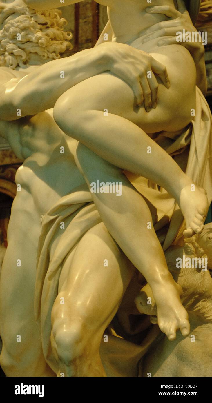Dettaglio di una scultura barocca in marmo bianco che mostra gambe intrecciate e drappeggio, Roma, Italia Foto Stock