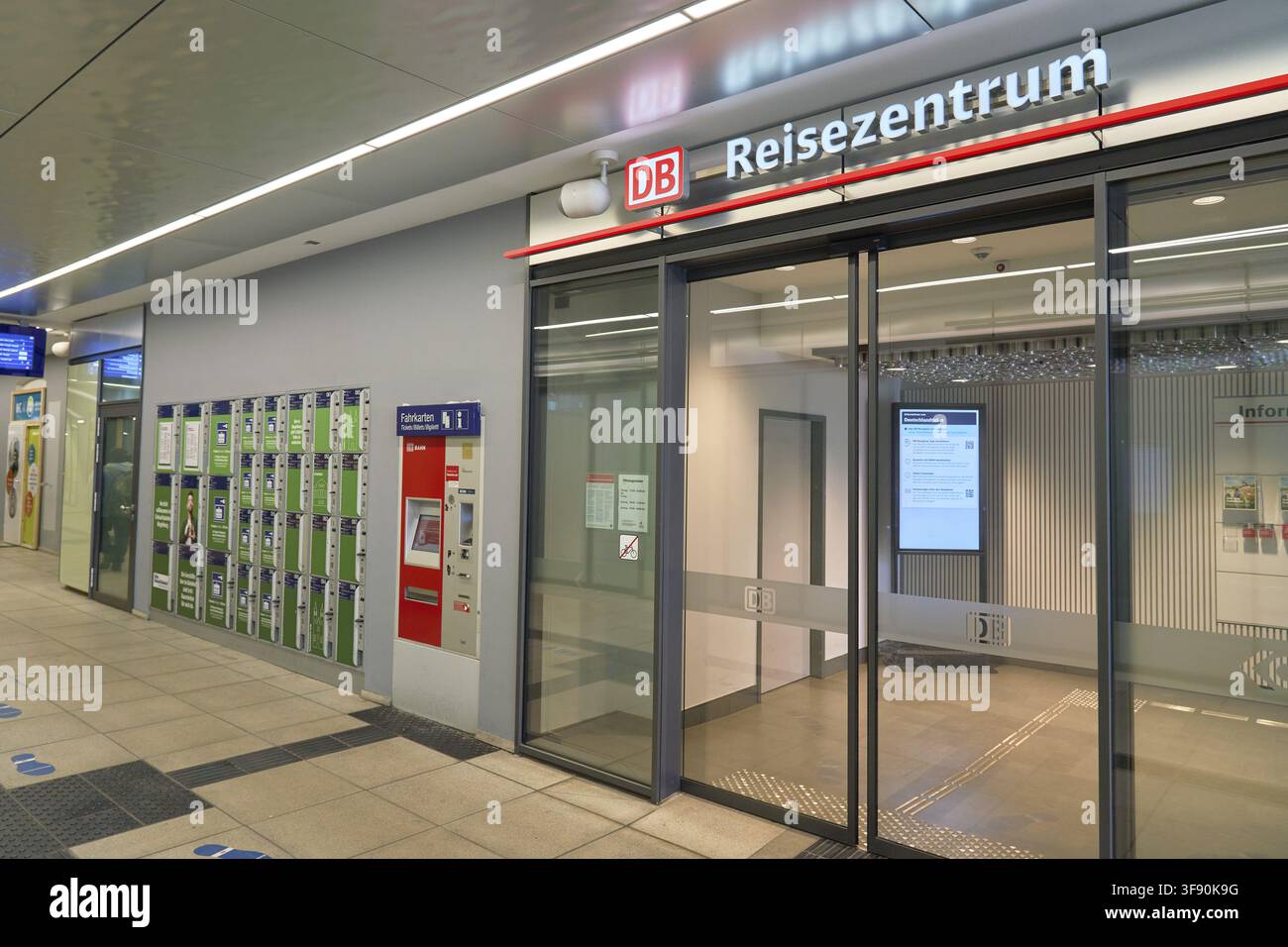 Corridoio moderno con accesso al centro di viaggio DB, affiancato da distributori di biglietti e armadietti, stazione centrale di Magdeburgo, Sassonia-Anhalt, Germania Foto Stock