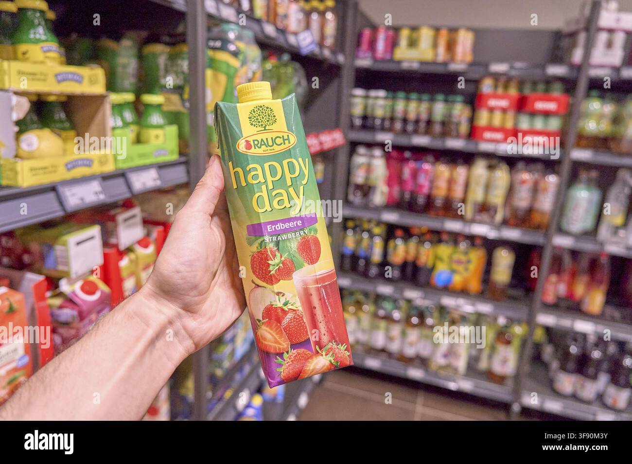 Cartone di succo di fragola succo di fragola di Happy Day al supermercato, prodotto per bevande da acquistare nel mercato delle bevande, cartone per bevande, Tetra Pak Foto Stock