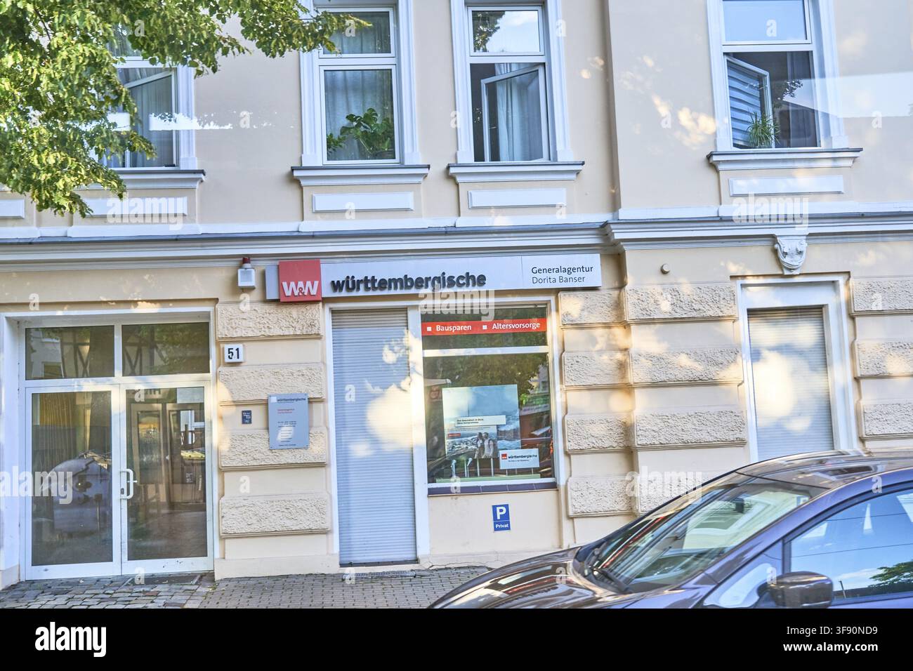 W&W Agenzia generale del Württemberg Dorita Banser Prestiti per l'edilizia, piano pensionistico, edificio con logo assicurativo e auto in primo piano, facciata beige, M Foto Stock