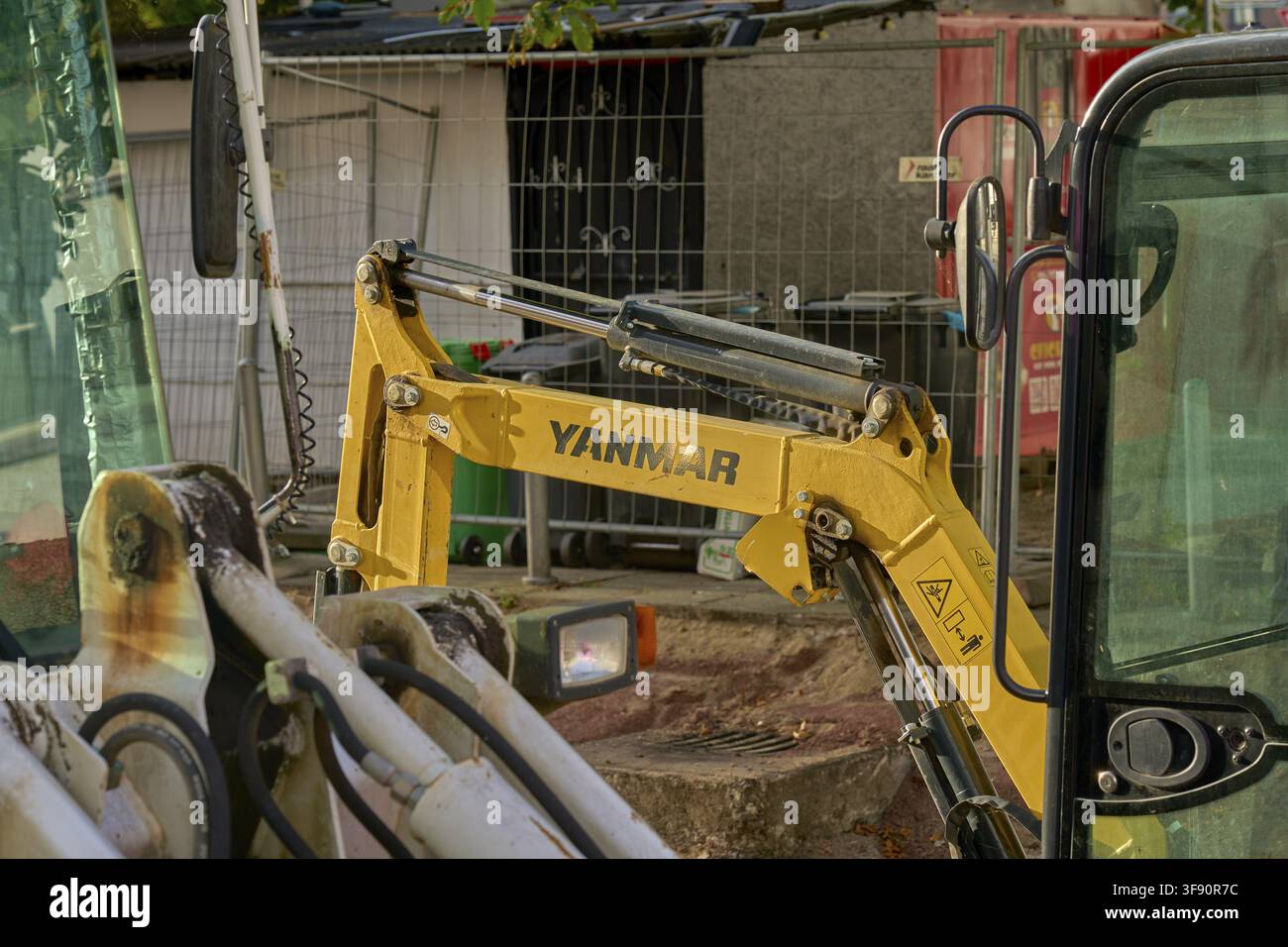 Cantiere edile come metafora del progresso e dello sviluppo urbano a Magdeburgo, Sassonia-Anhalt, come escavatore compatto giallo della r internazionale Foto Stock