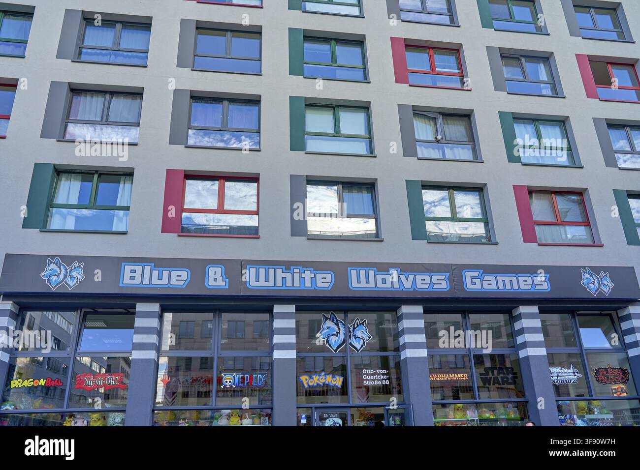 Il negozio Blue and White Wolves Games di Magdeburgo, Sassonia-Anhalt, come simbolo di cultura pop e di una passione per i giochi di carte da collezione, sullo sfondo il bac Foto Stock