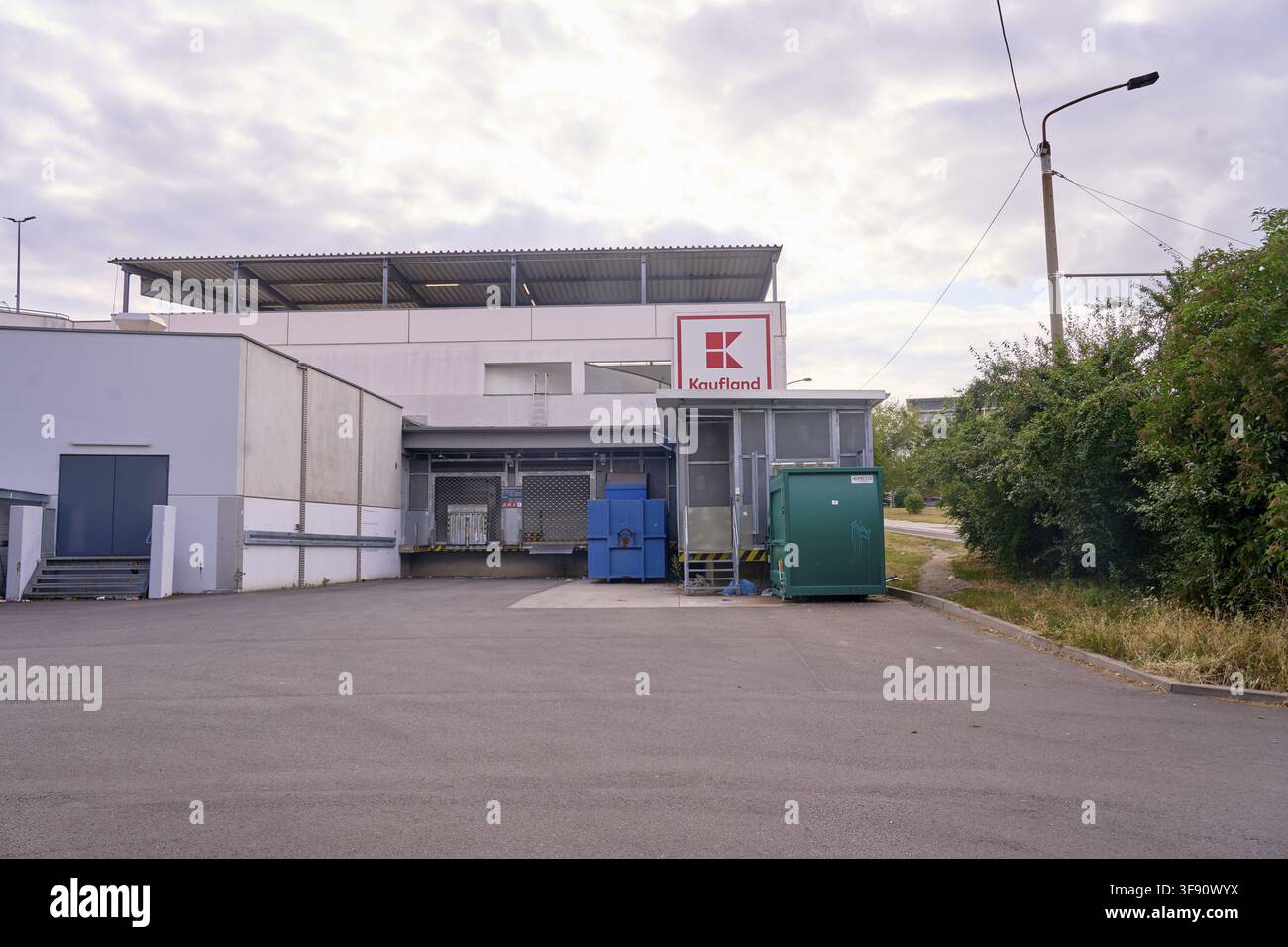 Consegna di merci, logistica, prodotti freschi, rampa di carico, vendita di merci, catena di approvvigionamento, supermercato Kaufland a Sudenburg Halberstaedter S Foto Stock
