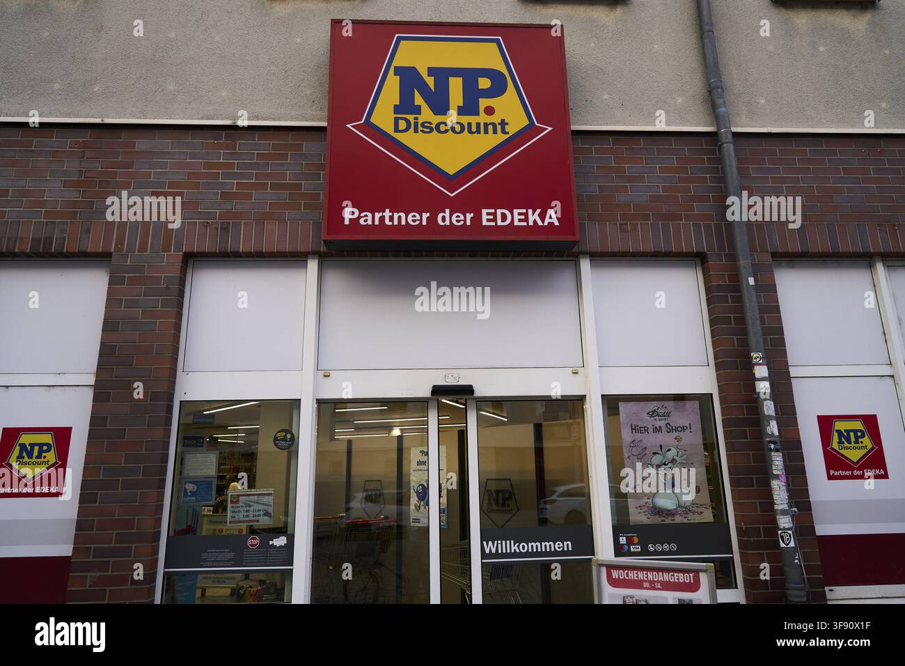 NP Discount come partner della cooperativa Edeka nel commercio al dettaglio a Magdeburgo Sassonia-Anhalt come metafora dell'approvvigionamento alimentare, trasformazione in Foto Stock