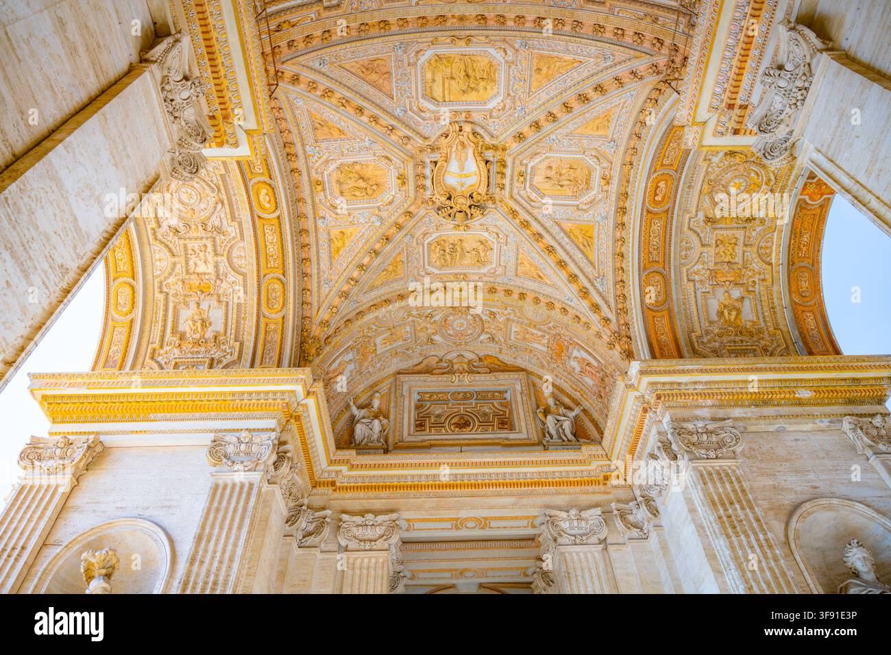 Il soffitto sopra il corridoio d'ingresso della Basilica di San Pietro mostra dettagli e disegni intricati. I visitatori possono ammirare le opere d'arte mentre entrano in questo sito storico. Foto Stock