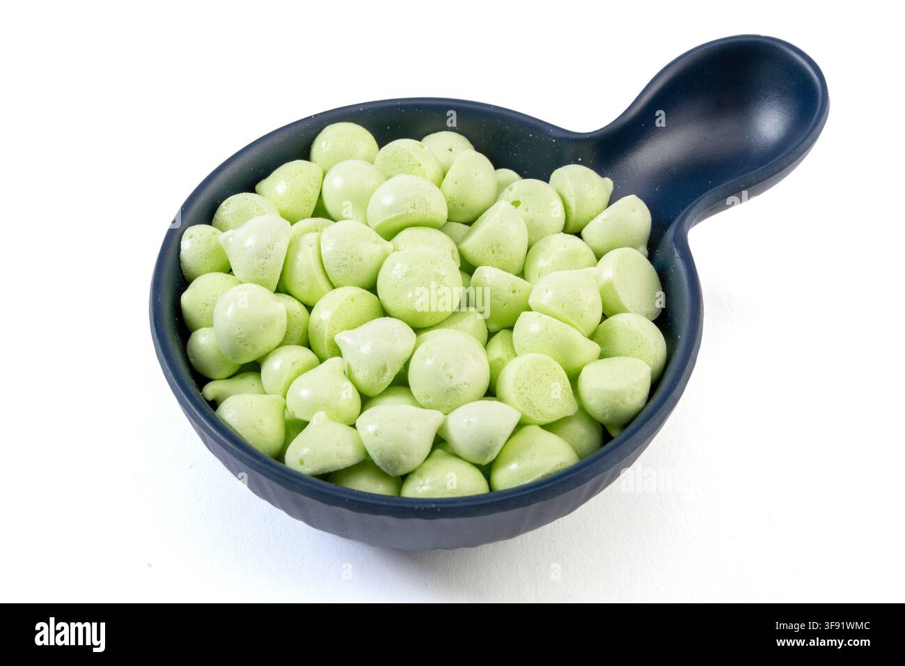 Snack di gocce di yogurt aromatizzate al kiwi per bambini Foto Stock
