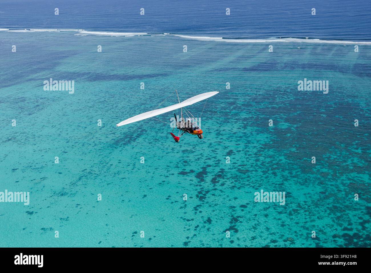 Vista aerea di un aereo ultraleggero che sorvola le acque turchesi e la barriera corallina della costa di Ningaloo a Ningaloo, Australia Occidentale, Australia. Foto Stock