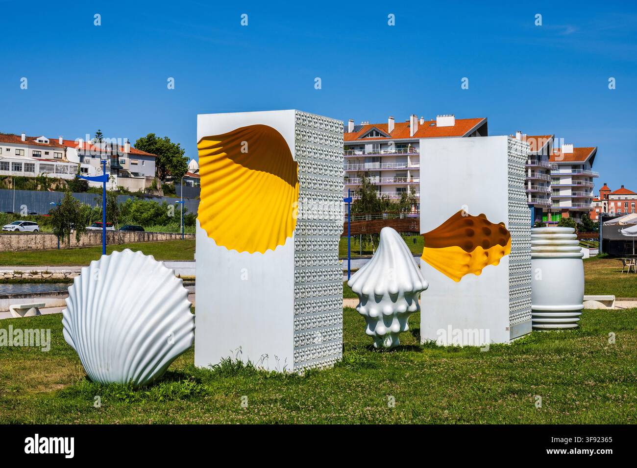 Scultura “Ovos Moles de Aveiro” che rappresenta dolci tradizionali nel Jardim da Fonte Nova accanto al canale ad Aveiro, Portogallo, Europa sudoccidentale Foto Stock