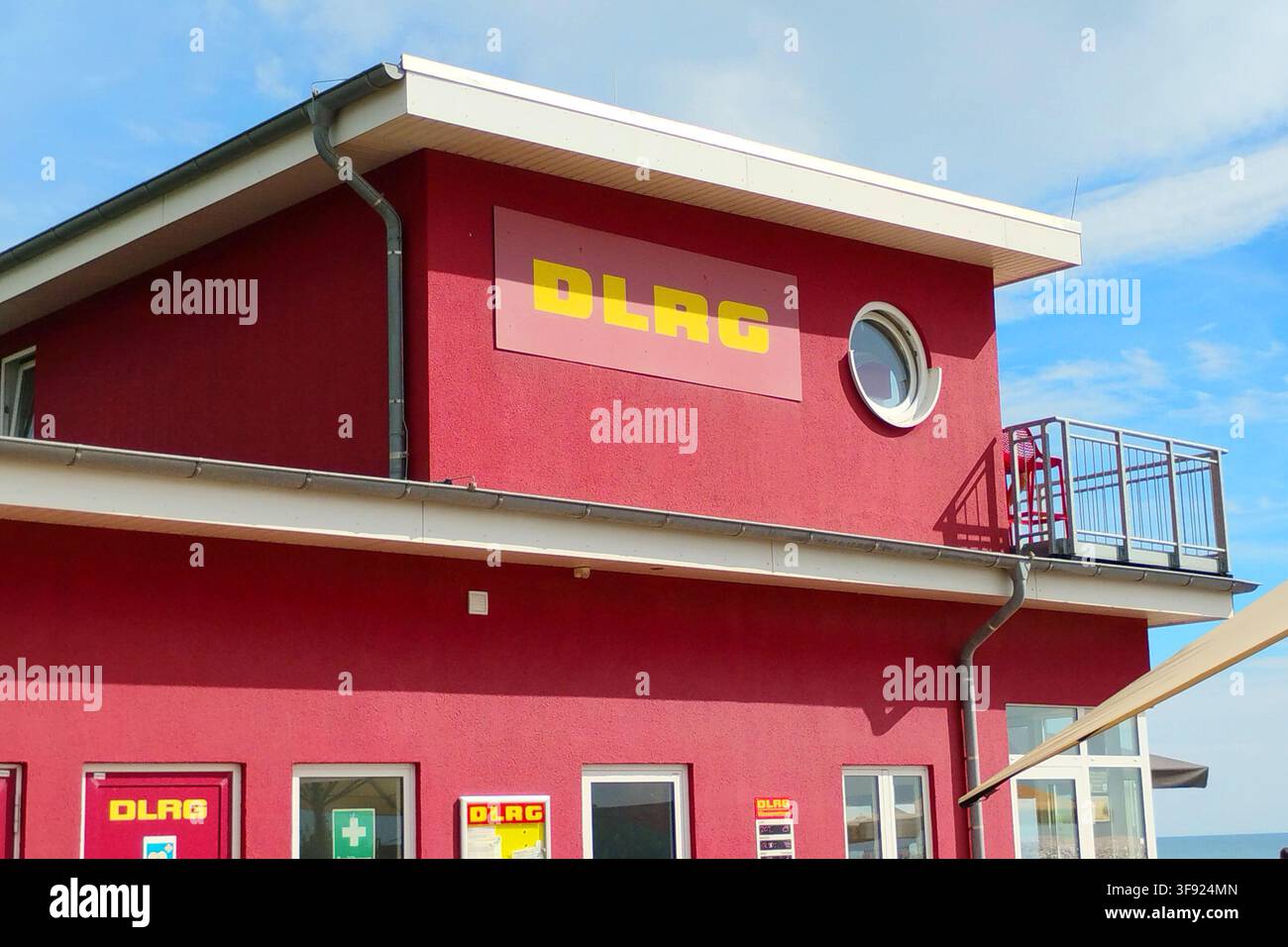 DLRG / Società tedesca di soccorso acquatico e.V. / al / edificio / scritta / logo / mare / vista sul mare / spiaggia balneabile Foto Stock