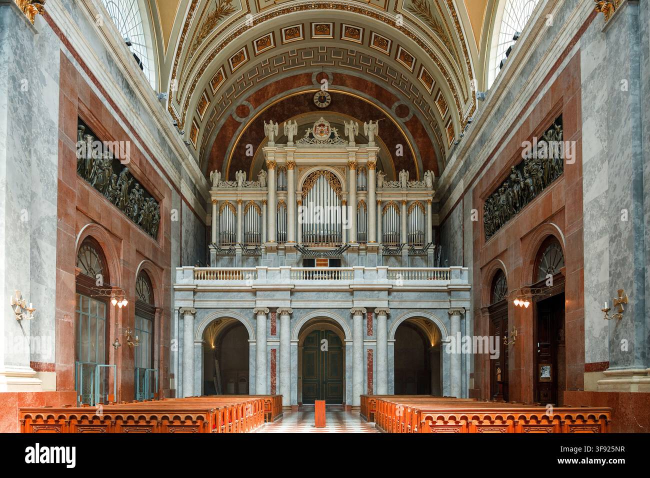 Vista interna simmetrica della cattedrale basilica di Esztergom con galleria d'organo e soffitto a volta in Ungheria Foto Stock