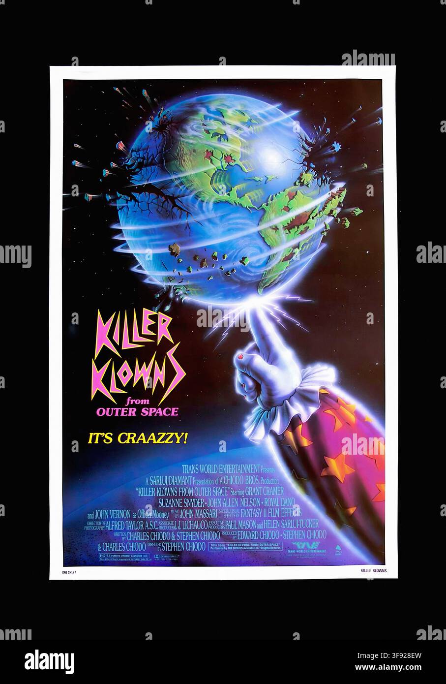 KILER KOWN DALLO SPAZIO È PAZZO! TRANS WORLD ENTERTAINMENT Prestis A SARLUT DIAMANT Presentazione di A CHIODO BROS. Produzione "KILLER KLOWNS DALLO SPAZIO" Saring GRANT CRAMER SUZANNE SNYDER-JOHN ALLEN NELSON - ROYAL DANO e JOHN VERNON nel ruolo di Officer Mooney W. JOHN MASSARI * FANTASY II FILM EFFECTS RETER ALFRED TAYLOR A.S.C. CEL. . LICHAUCO PROTE PAUL MASONe HELEN SARLU-TUCKER STEN CHARLES CHIODO & STEPHEN CHIODO ER EDWARD CHIODO - STEPHEN CHIODO TRANS WORLD INTERTANKINE ONE SHEET KILLER KLOWNS - Poster originale del film Foto Stock