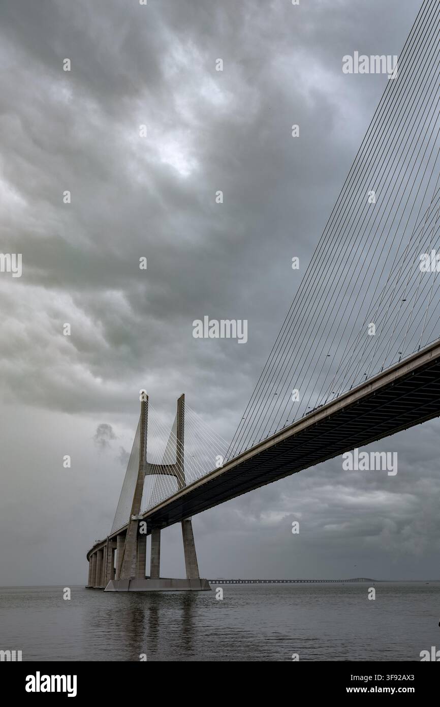 Un enorme ponte moderno sotto drammatiche nuvole grigie tempestose Foto Stock