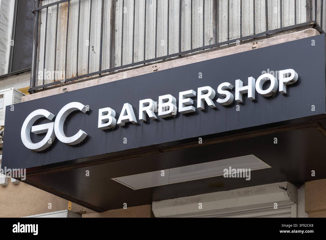 Kiev, Ucraina - 22 marzo 2026: GC Barbershop con lettere dimensionali audaci su un pannello esterno dell'edificio, che rappresenta un elegante istituto di cura urbana Foto Stock