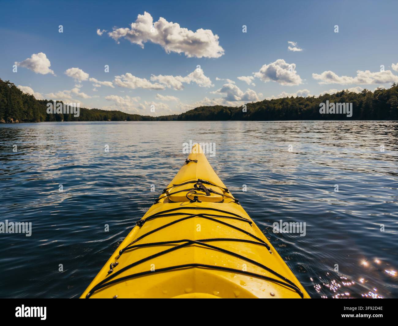 Vista da un kayak giallo su un lago tranquillo Foto Stock