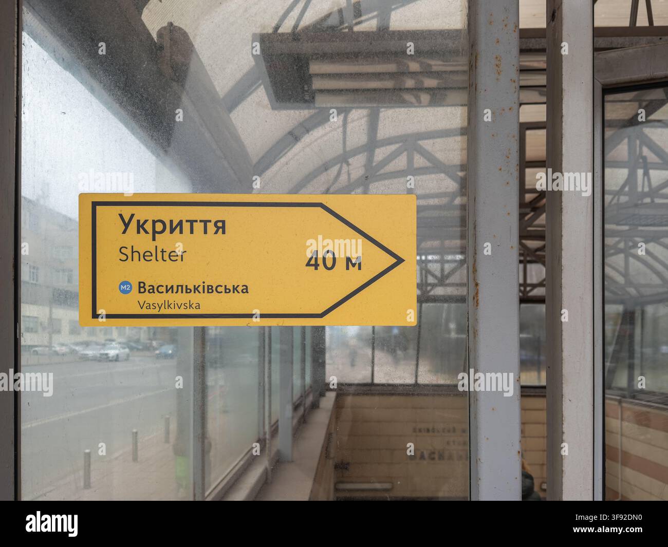 Kyiv, Ucraina - 21 marzo 2026: Segnaletica direzionale per un rifugio situato vicino a una stazione della metropolitana, che indica la distanza per i cittadini che cercano sicurezza in un pub Foto Stock